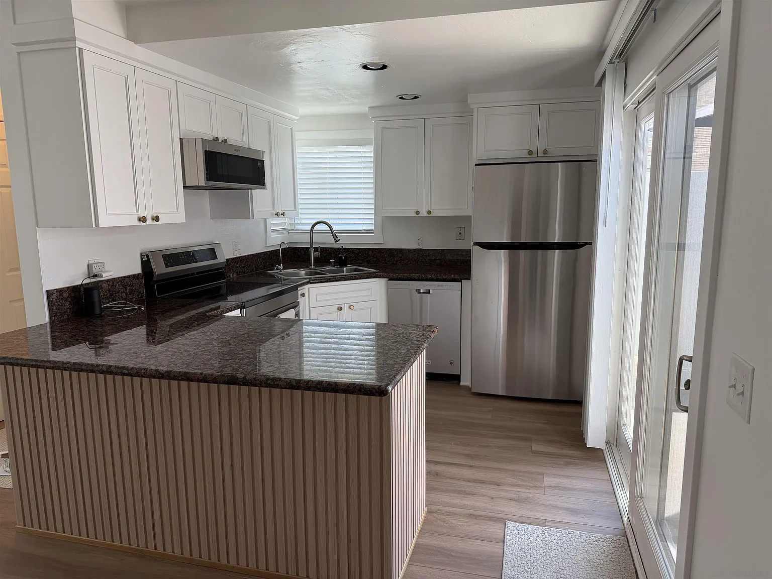 2 bed, 2.0 bath, 932 sqft, $3,500 — Photo 2
