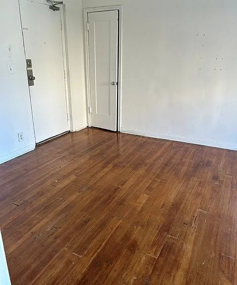 2500 S Hobart Blvd — Photo 17