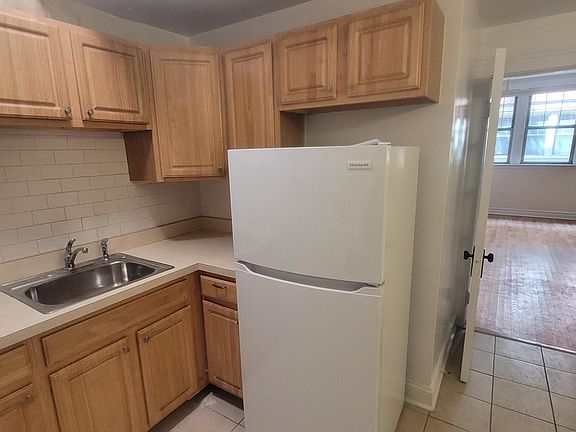 3rd image of 5720 S Blackstone Ave #112