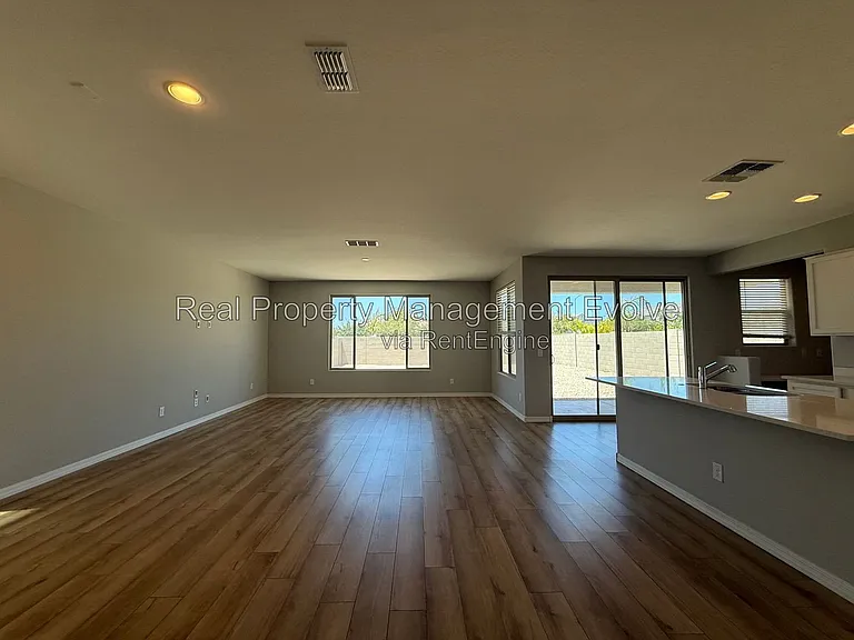 5618 N 87th Dr — Photo 3
