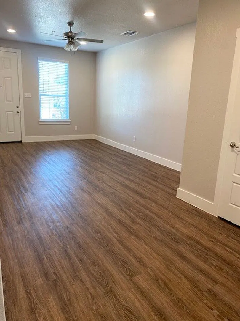 Large Townhome on corner lot — Photo 4