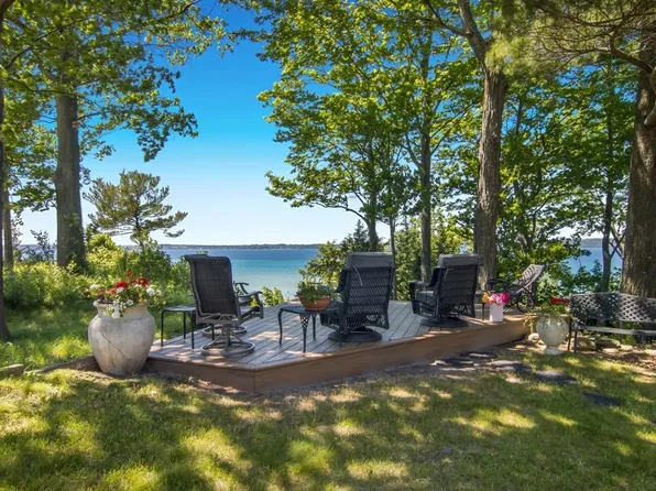 8639 Woodridge Dr, Williamsburg, MI 49690