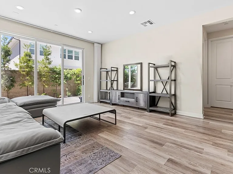 271 Newton — Photo 3