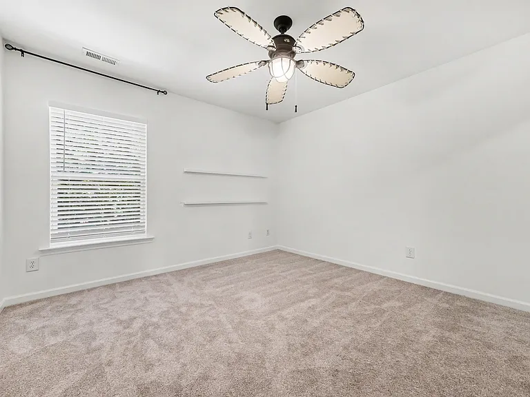 508 Ashburn Ln — Photo 16