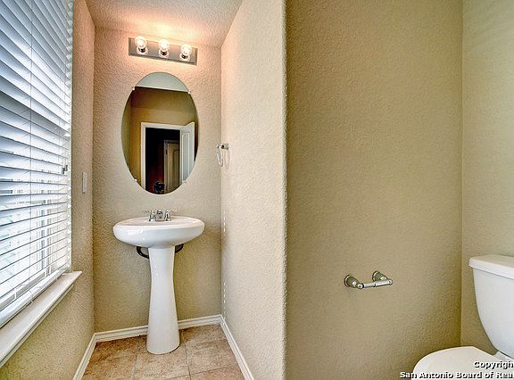 3rd image of 604 Saddlehorn Way