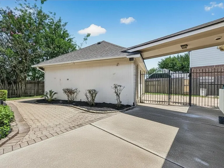 2726 Martinec Dr — Photo 27