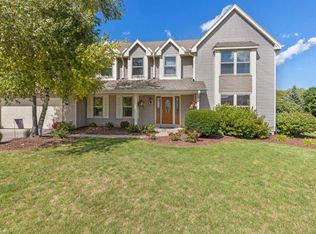 N63W14614 Ash Dr, Menomonee Falls, WI 53051