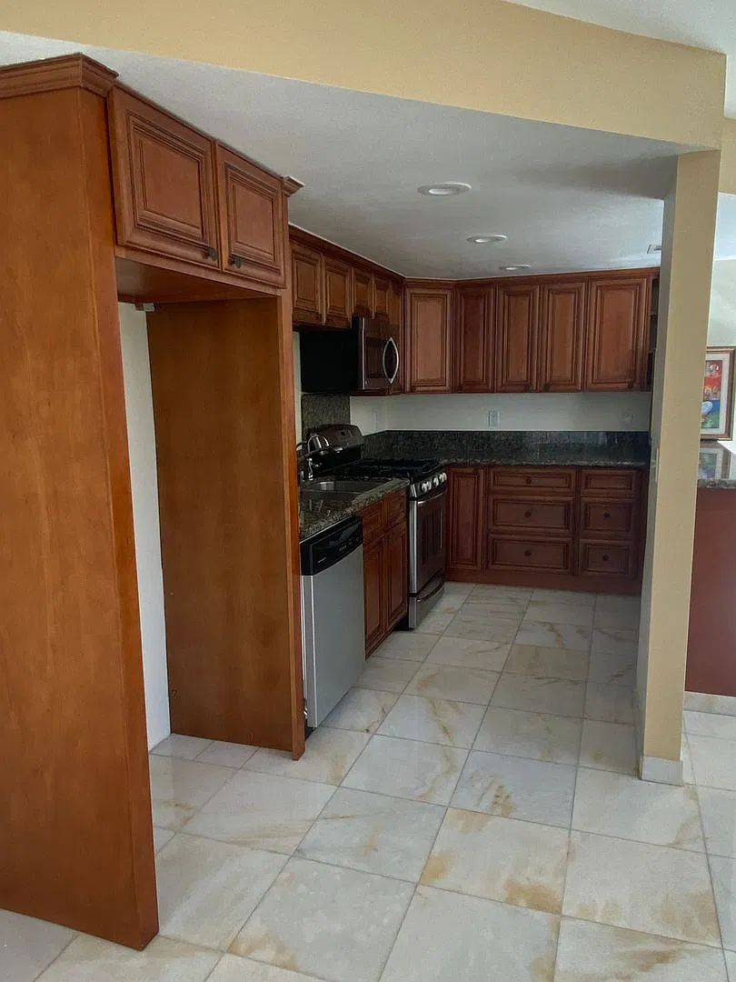 Sri Condos — Photo 3