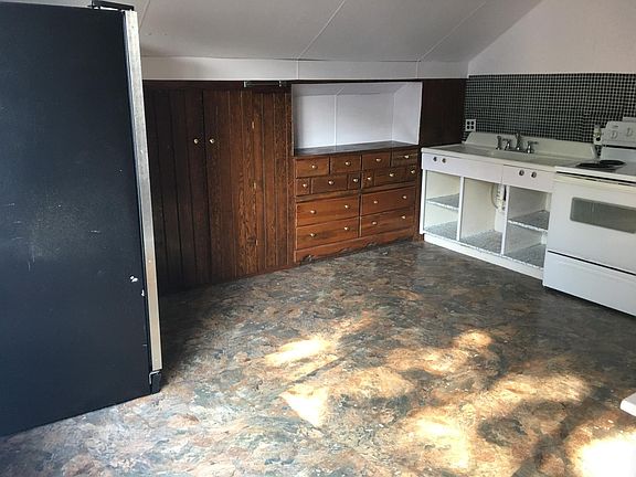 Eat in kitchen with lots of storage 