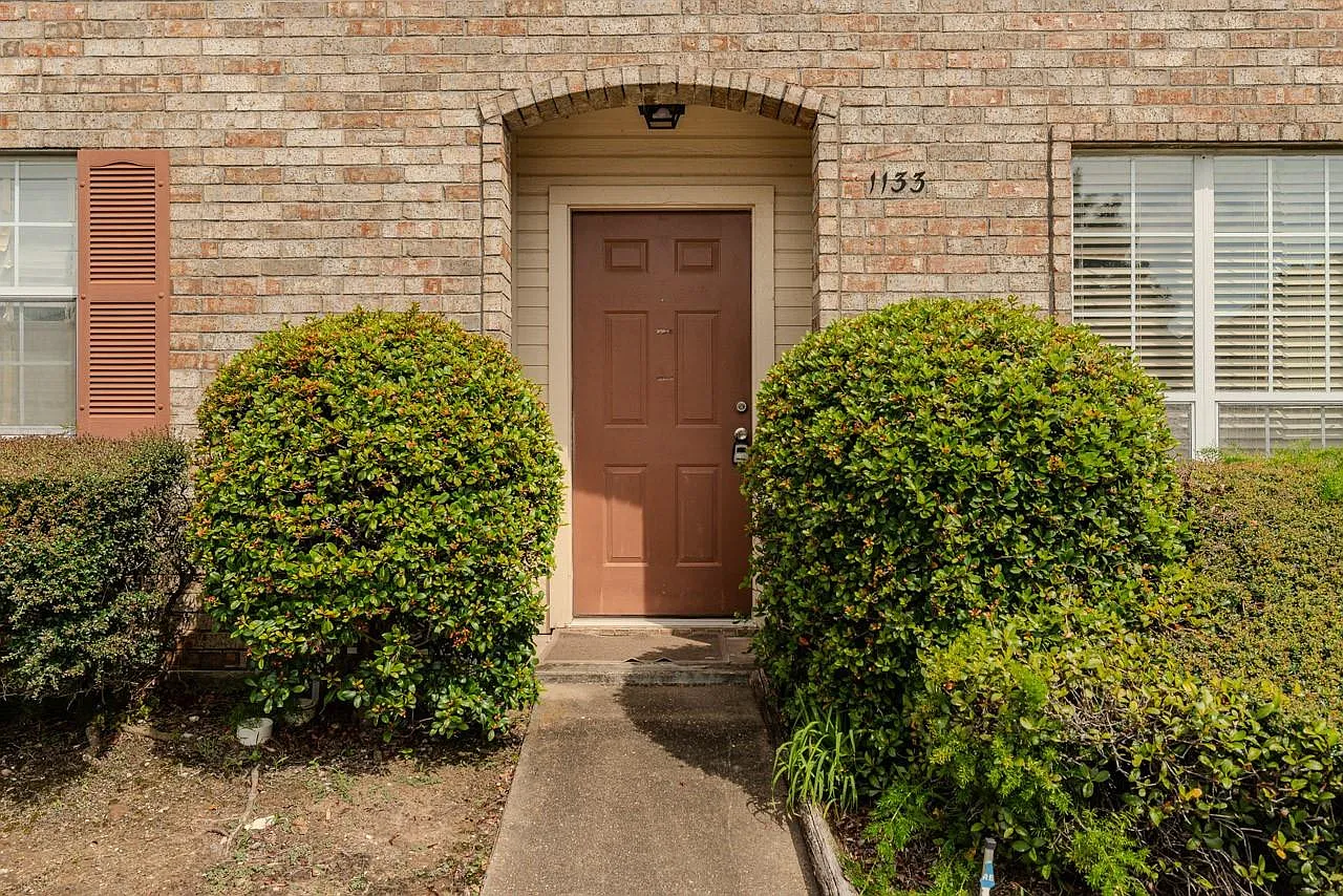 3 bed, 2.5 bath, 1695 sqft, $1,795 — Photo 2