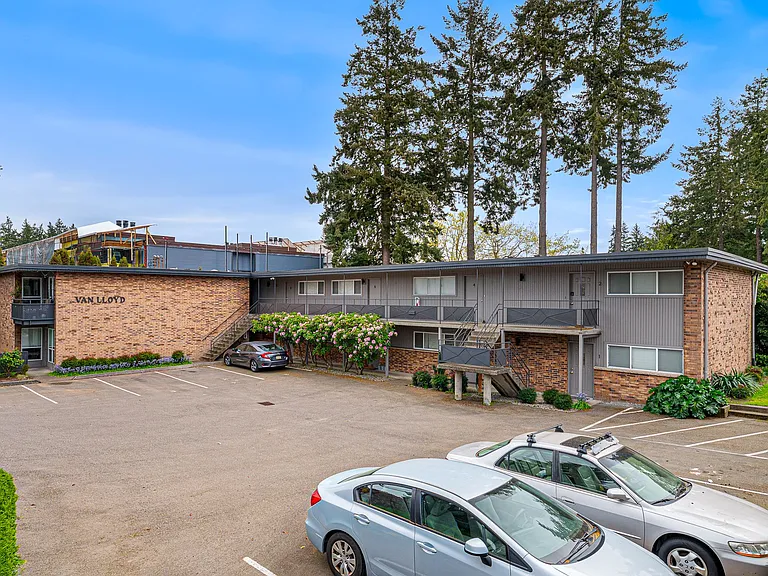 Van Lloyd Apartments — Photo 9