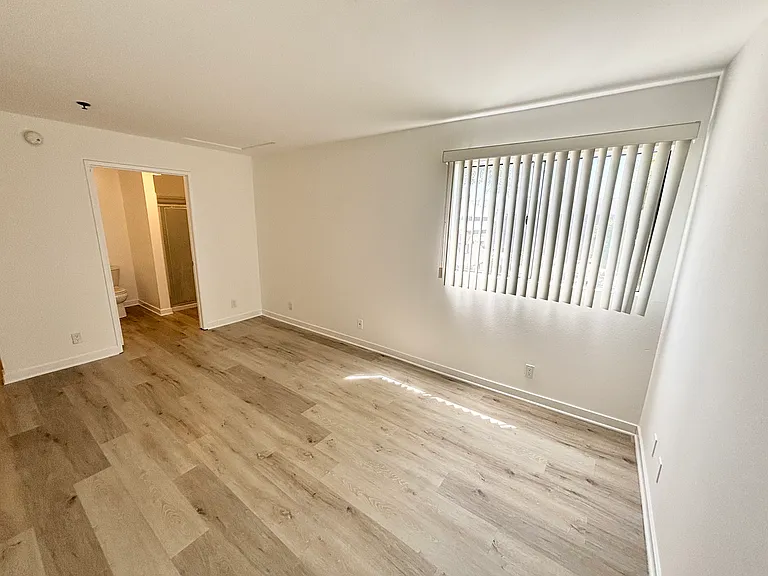 555 Oak St #301 — Photo 10
