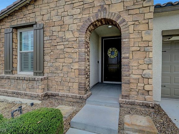 3rd image of 1005 Old Creek Way