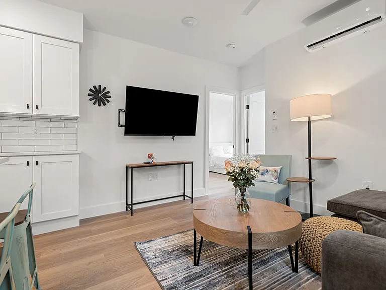 621 E 8th St #14 — Photo 5