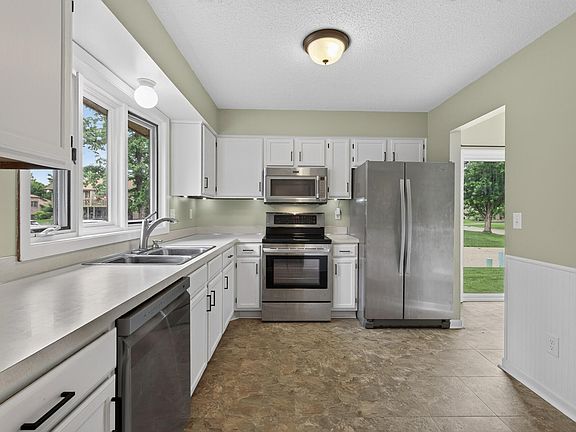 2nd image of 3984 Orchid Ln N