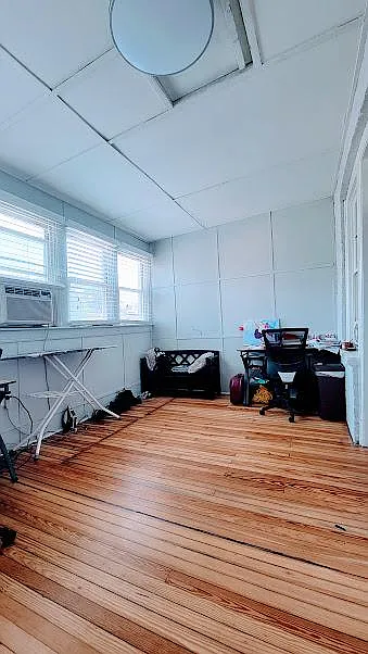 1 bed, 1.5 bath, 200 sqft, $1,117 — Photo 2