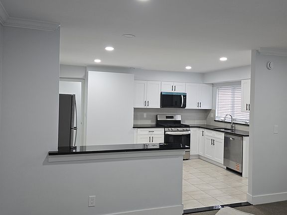 4th image of 1250 Pelham Pkwy S #B