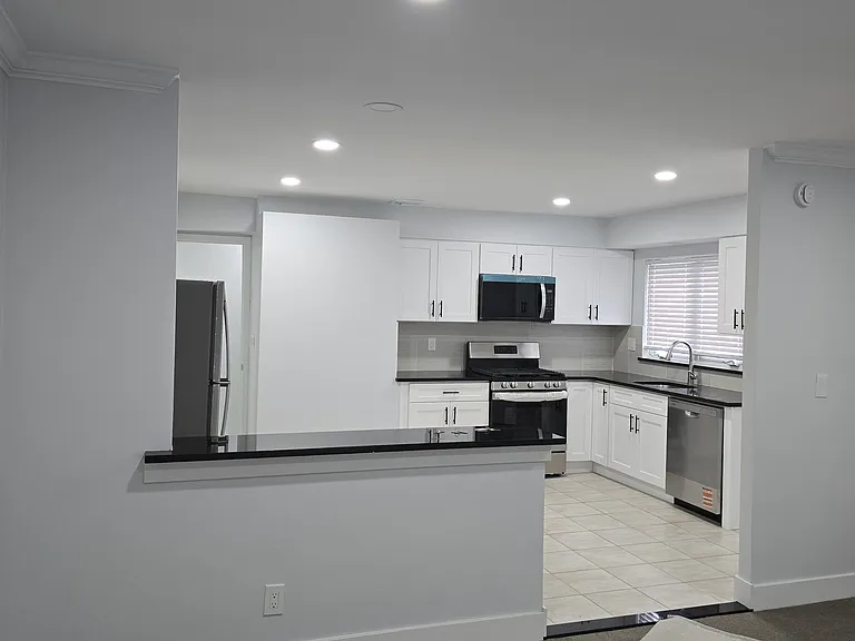 1250 Pelham Pkwy S #B — Photo 4