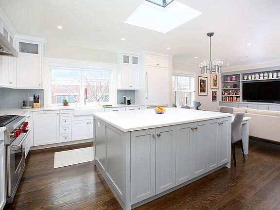 4th image of 36 Longwood Ave #7