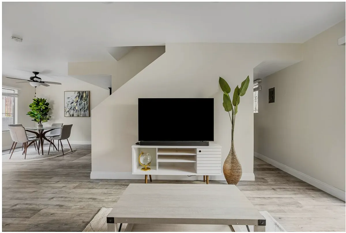 Building Photo - 746 N Eucalyptus Ave #2