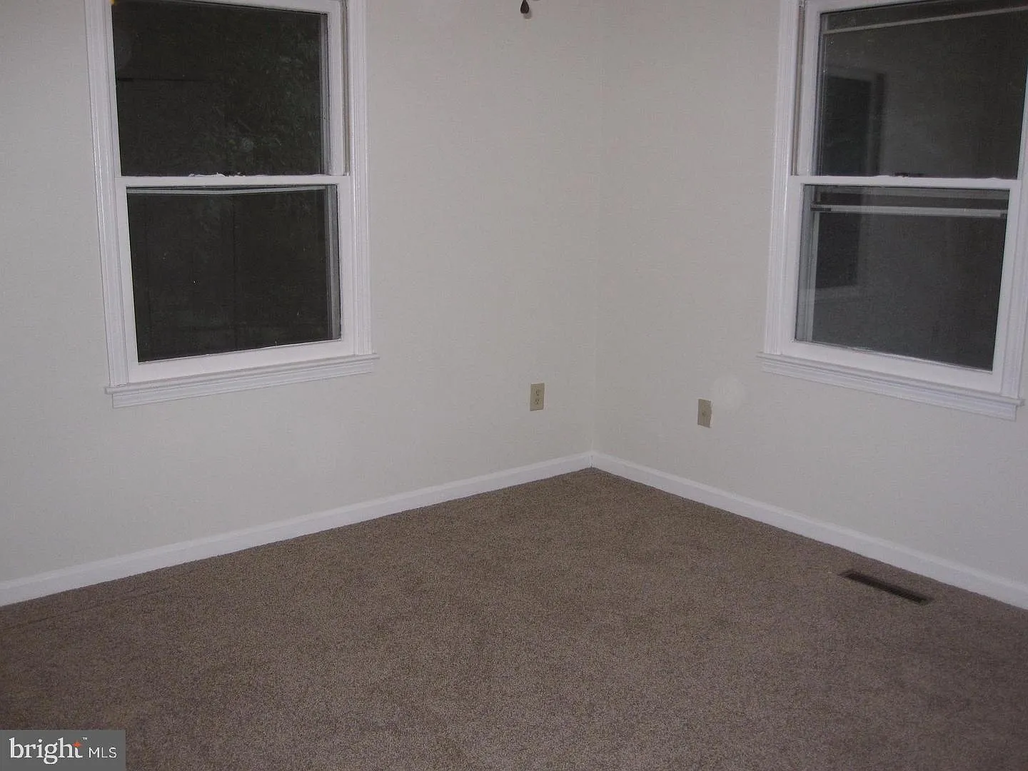 4 bed, 2.0 bath, 924 sqft, $1,925 — Photo 3