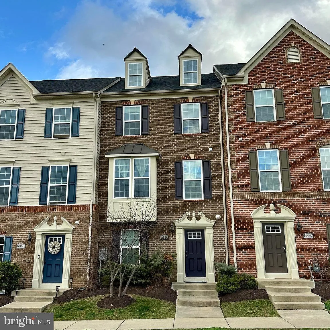 5 bed, 2520 sqft, $1,100 — Photo 1