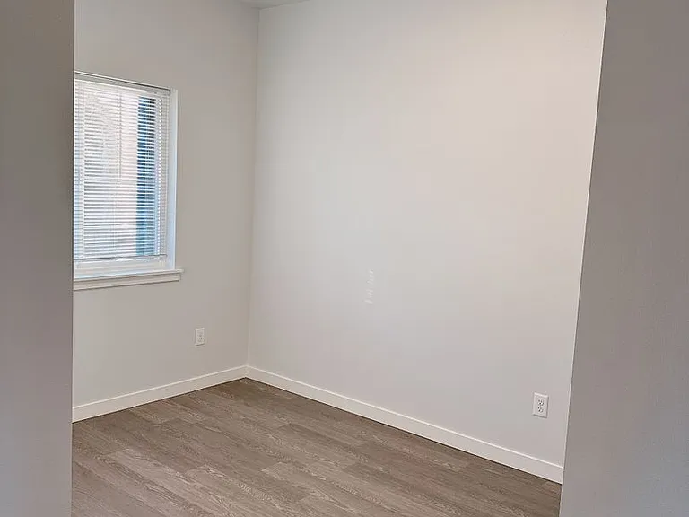 600 E Maple St — Photo 40
