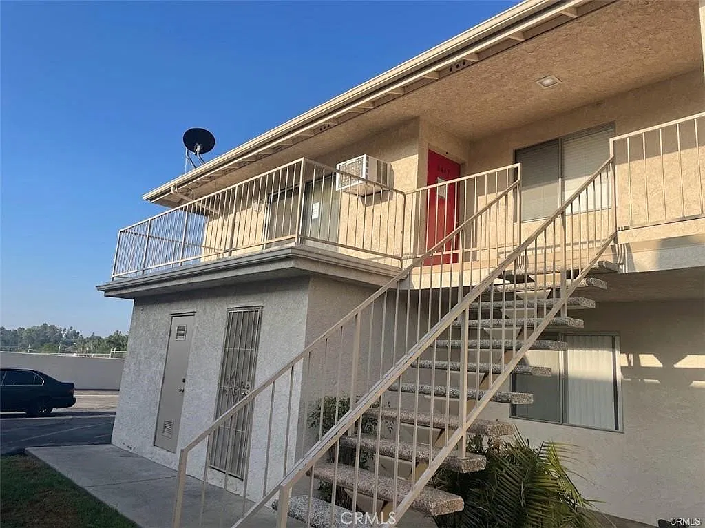 2 bed, 750 sqft, $2,000 — Photo 1
