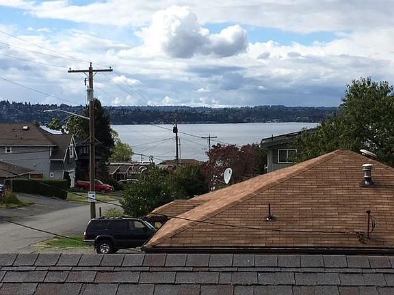 2 minute walk to Lake Washington, Kennydale beach and walking/bike trail