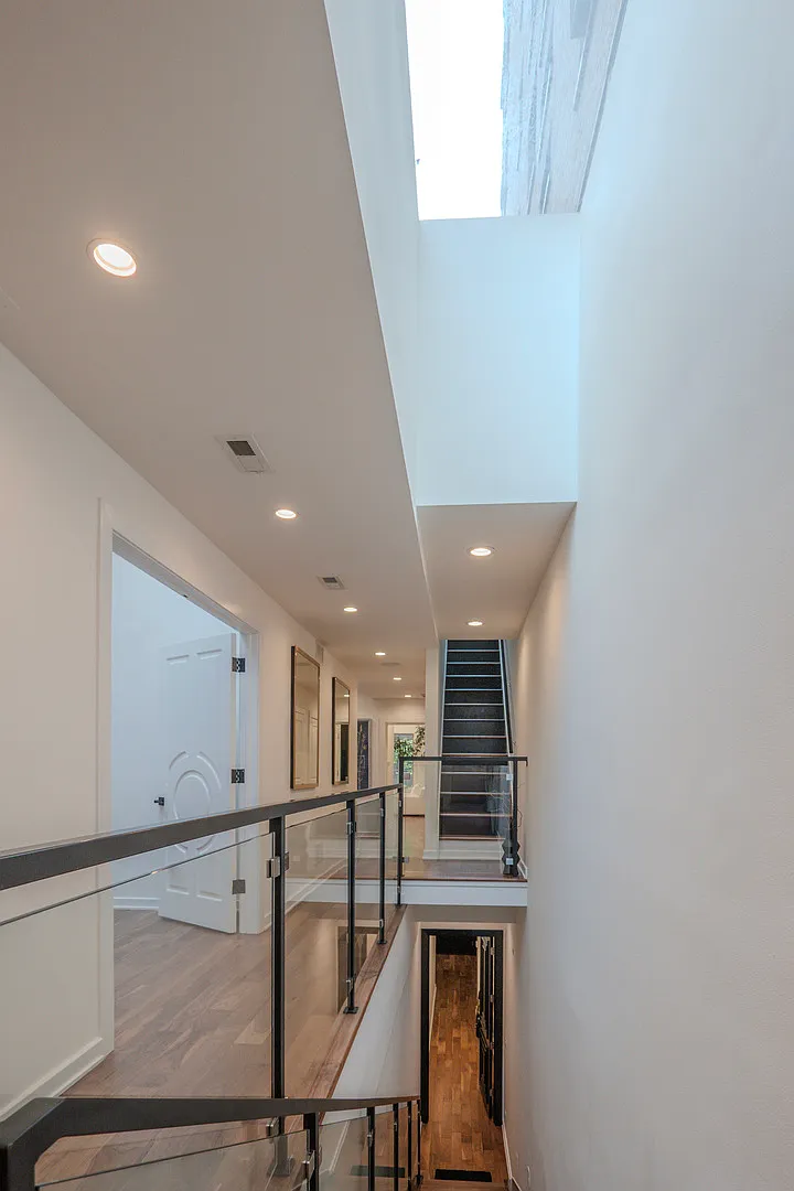 Building Photo - 22 E Elm St #PENTHOUSE