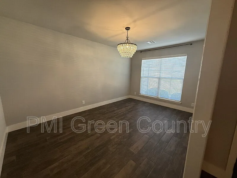 4 bed, 2.5 bath, 3072 sqft, $2,695 — Photo 4