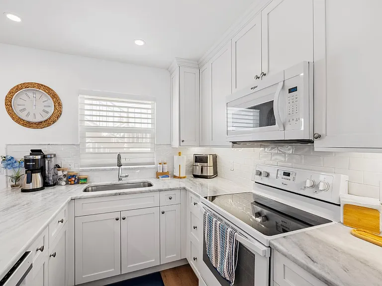 404 Broad Ave S — Photo 2