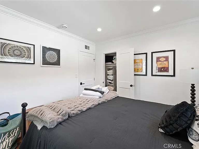 20852 Kittridge St — Photo 29