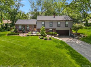 1987 Fox River Dr, Bloomfield Hills, MI 48304