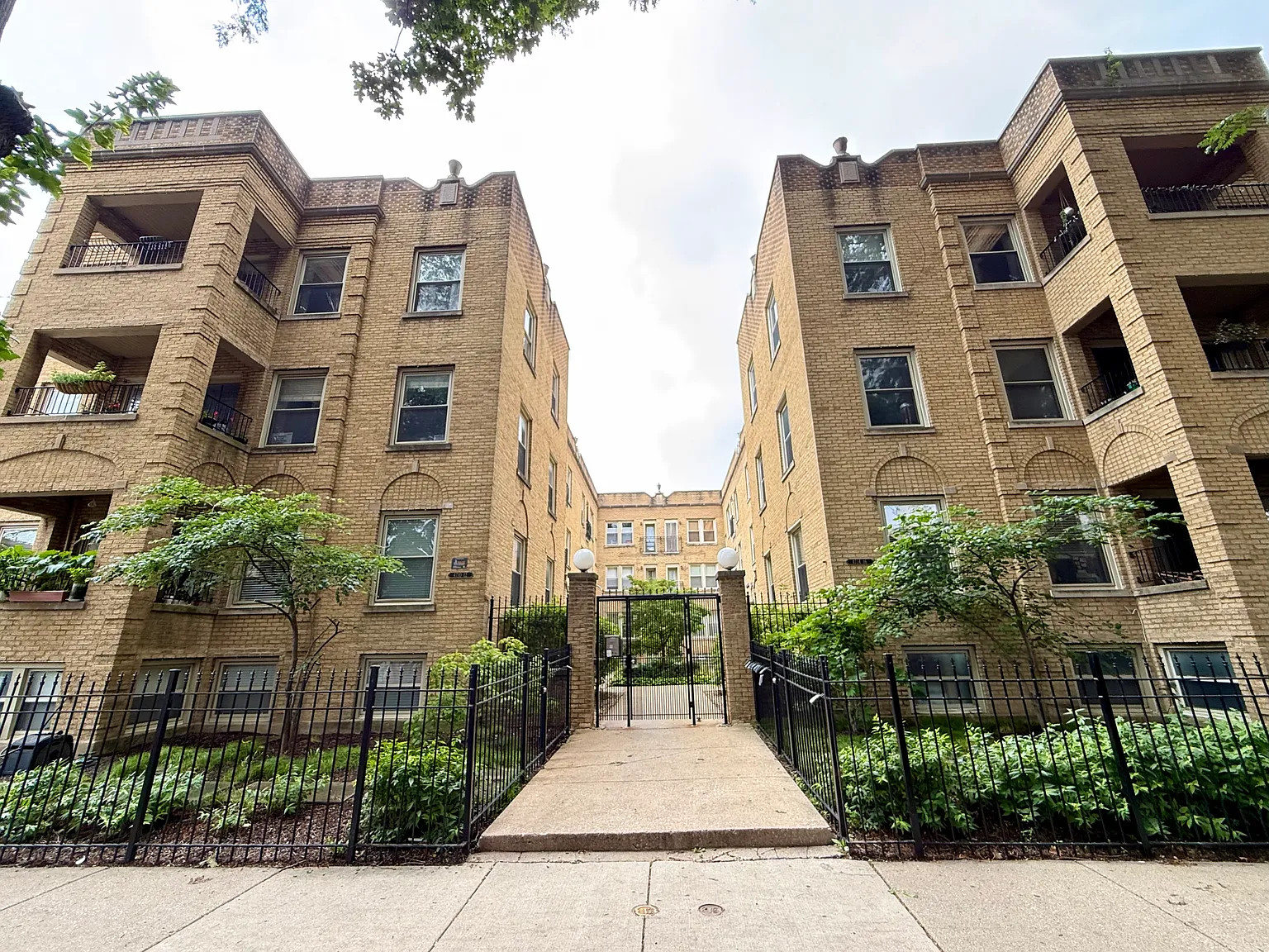 2 bed, 1.0 bath, 850 sqft, $2,000 — Photo 1
