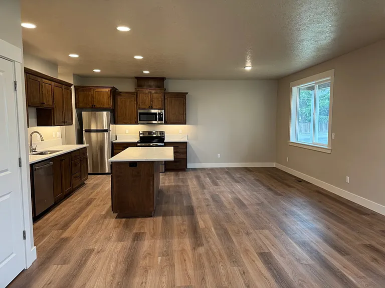 710 NW George Ct — Photo 3