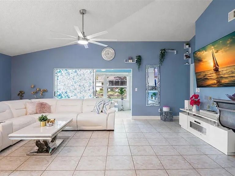 713 Manchester Woods Dr — Photo 6