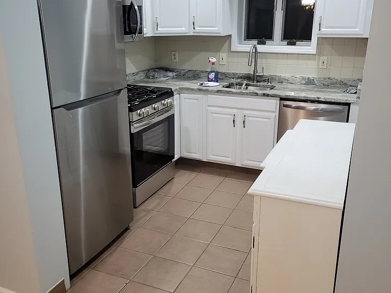 628-630 Weetamoe St — Photo 12