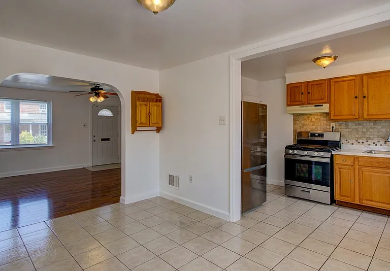 730 E Madison St — Photo 6