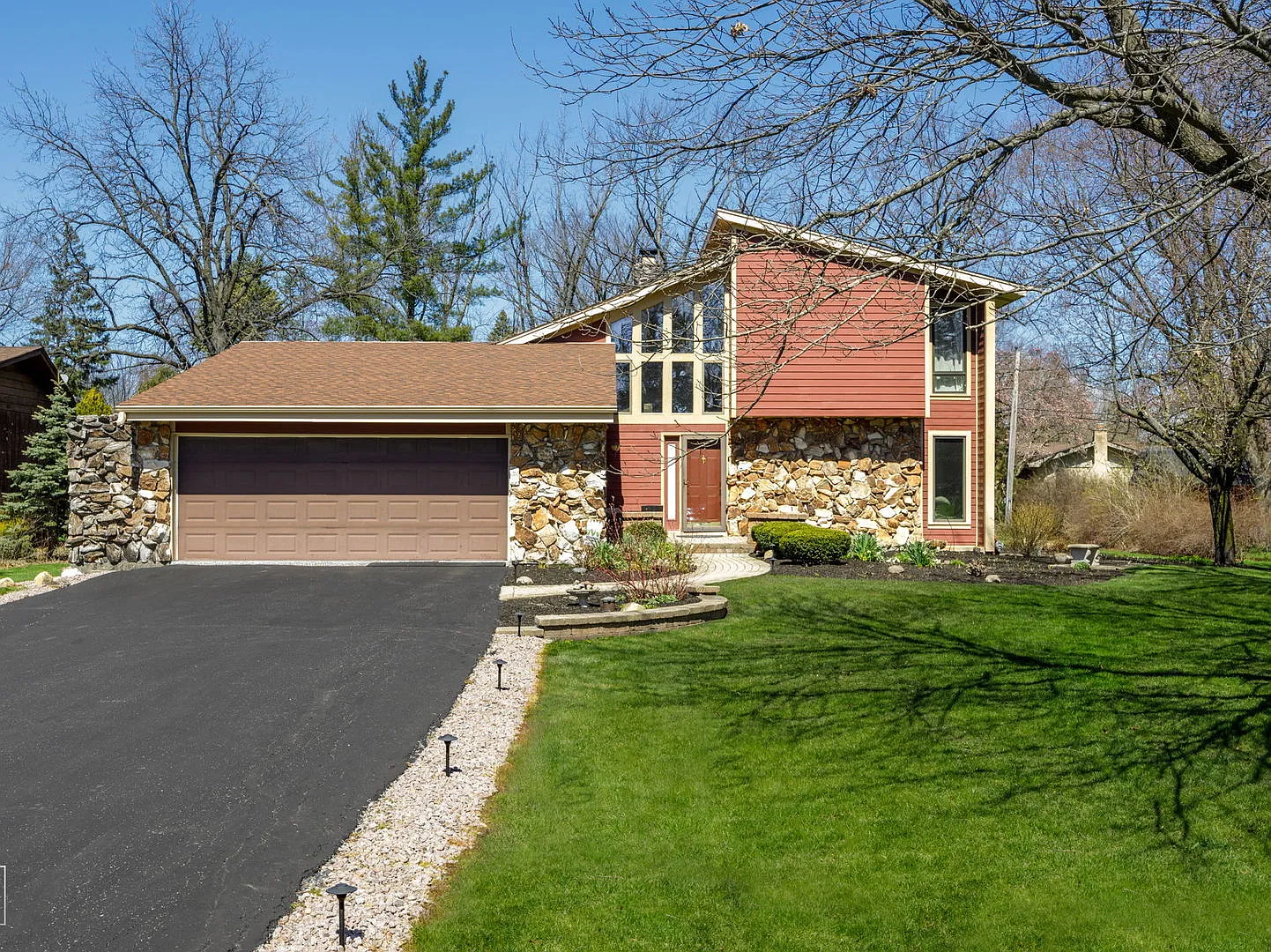 20W200 Meadow Ln photo 1