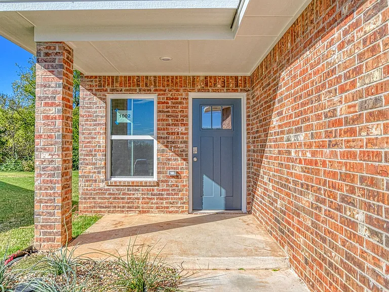 1002 Varenna Ln — Photo 3