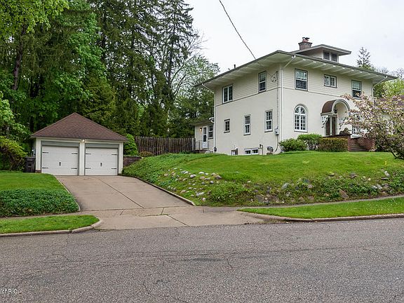 3rd image of 1518 Spruce Dr