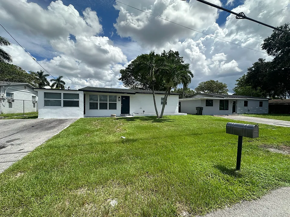 4924 SW 43rd Ter