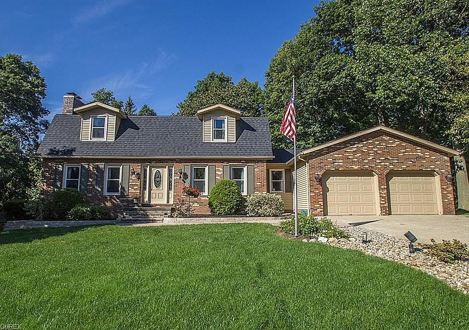 Wonderful Dutch Colonial in the sought after neighborhood of the Meadows in Stow OH. Meticulous yard and landscaping throughout the yard. ...........................................................