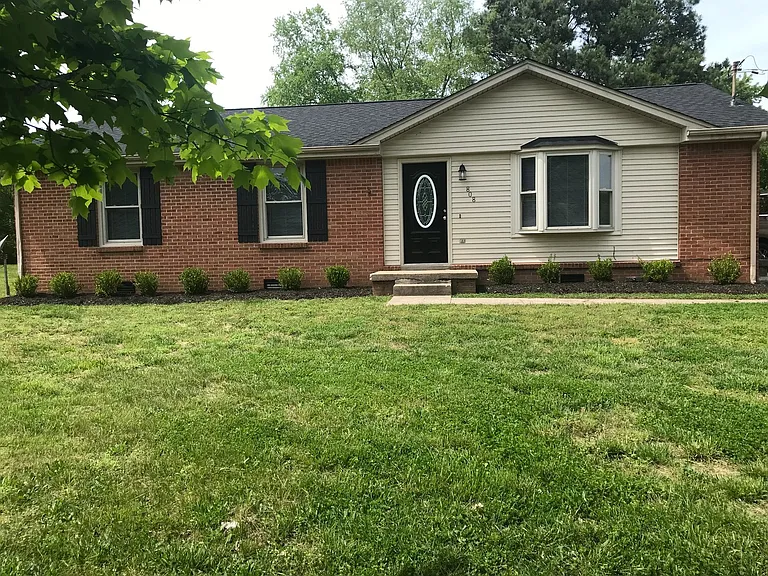 808 Bedford Dr — Photo 2