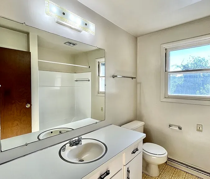 Oak Manor Dr — Photo 22