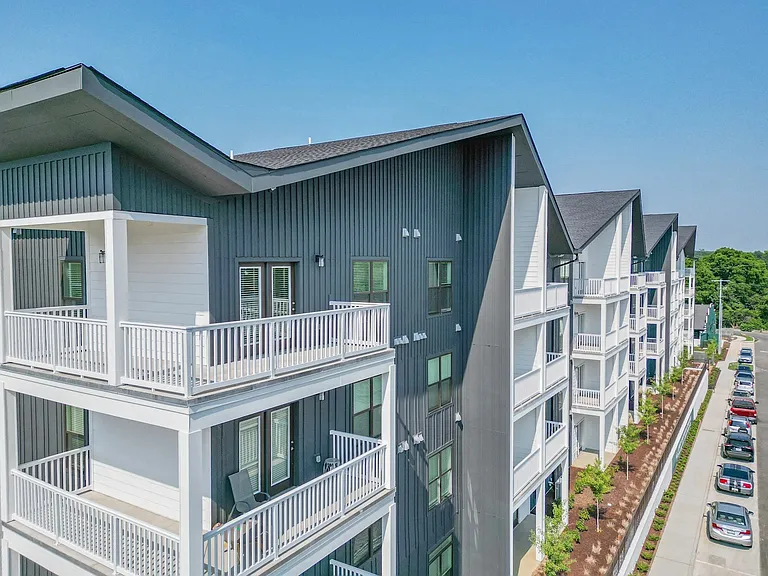 The Flats at Laurel & Pine — Photo 24