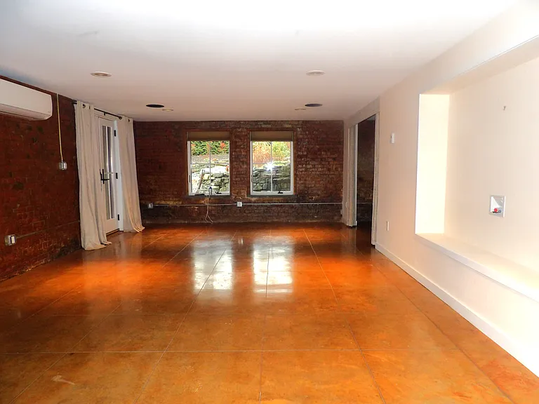 131 Montgomery St — Photo 18