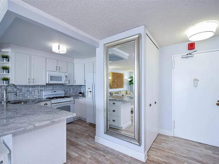 9400 Atlantic Ave #1003 — Photo 4
