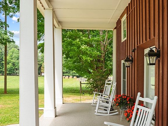 5th image of 1364 Country Club Rd